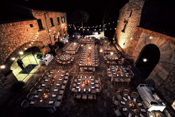 Der „Es Pati“ bietet Platz für ein Outdoor-Dinner für bis zu 250 Personen - beeindruckend schön ist der alte Steinboden!